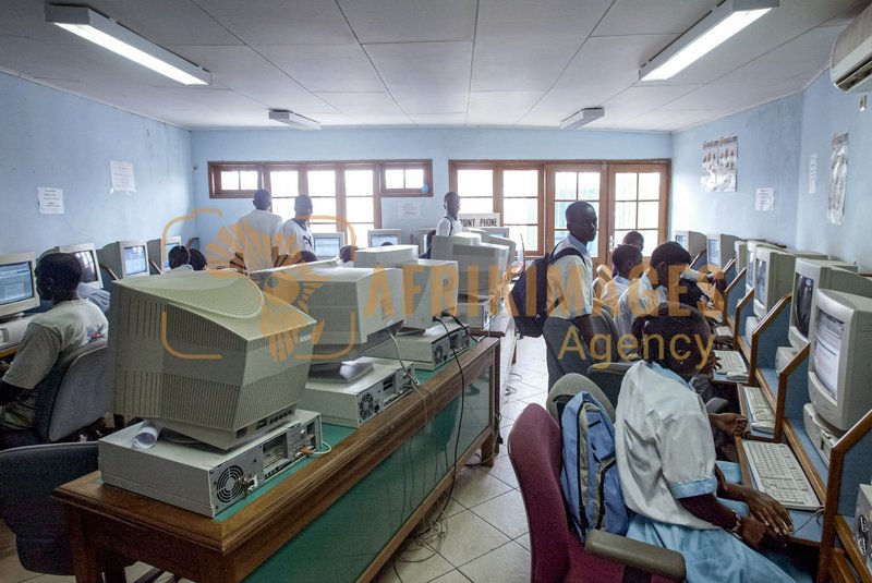 Afrikimages élèves du lycée nelson mandela au cybercafé