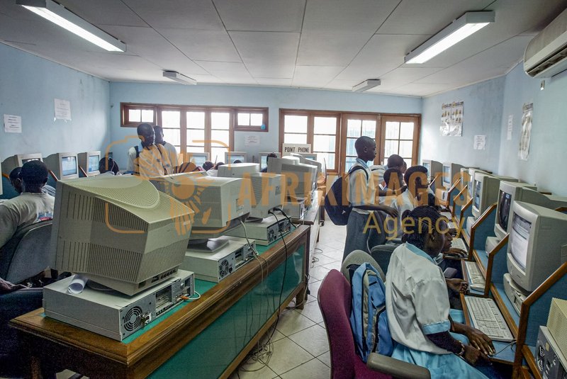 Afrikimages élèves du lycée nelson mandela au cybercafé