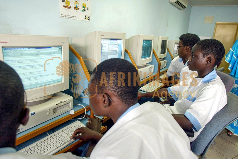 Afrikimages élèves du lycée nelson mandela au cybercafé