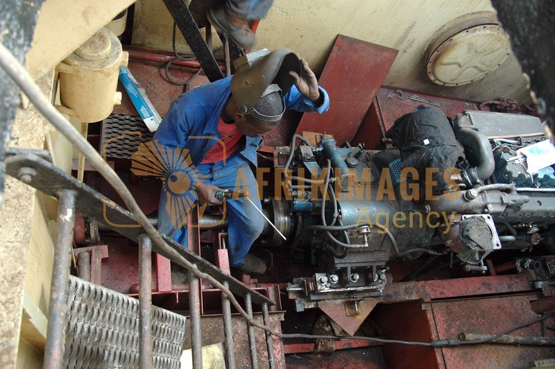 Afrikimages gabon / industries métallurgiques et mécaniquesgabon 
