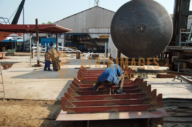 Afrikimages gabon / industries métallurgiques et mécaniques