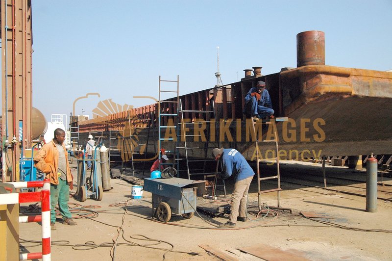 Afrikimages gabon / industries métallurgiques et mécaniques