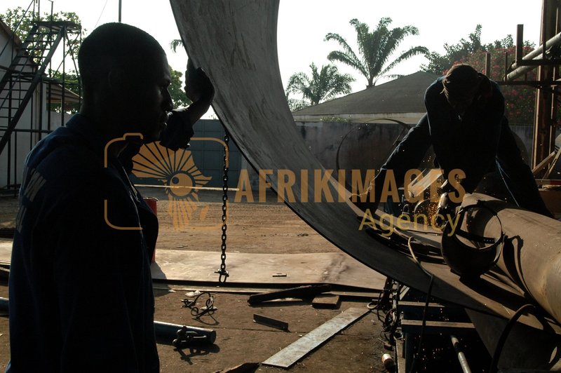 Afrikimages gabon / industries métallurgiques et mécaniques