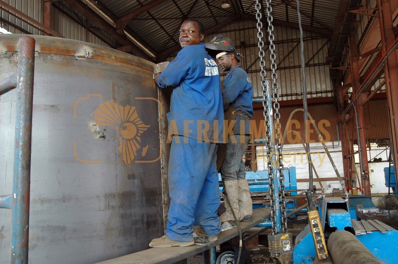 Afrikimages gabon / industries métallurgiques et mécaniques