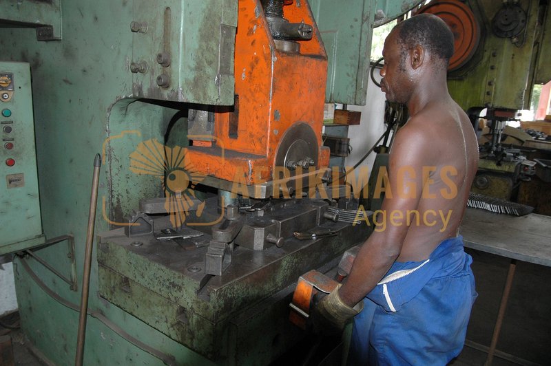 Afrikimages gabon / industries métallurgiques et mécaniques