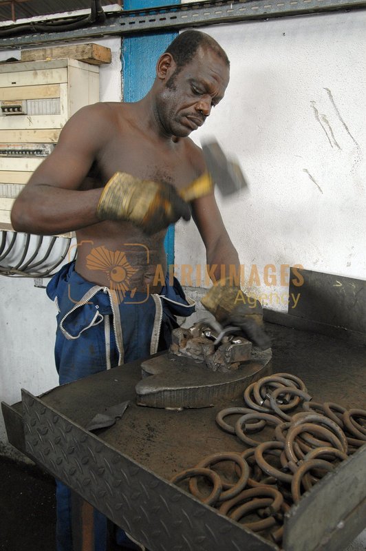 Afrikimages gabon / industries métallurgiques et mécaniques