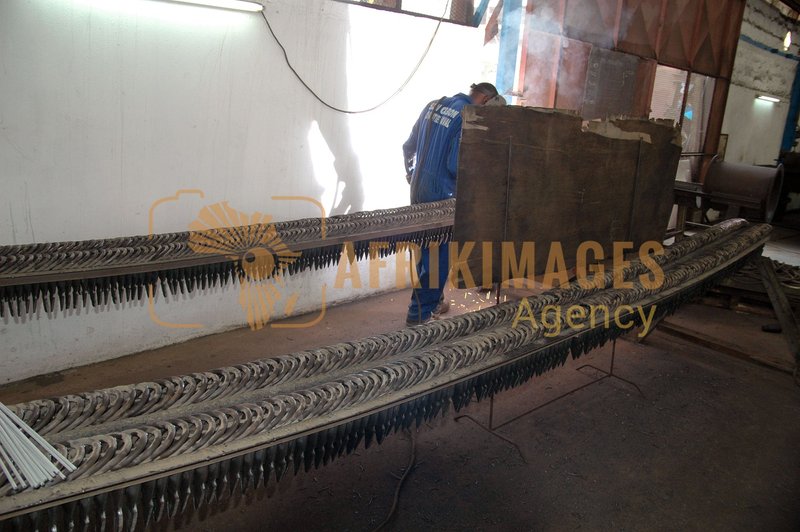 Afrikimages gabon / industries métallurgiques et mécaniques