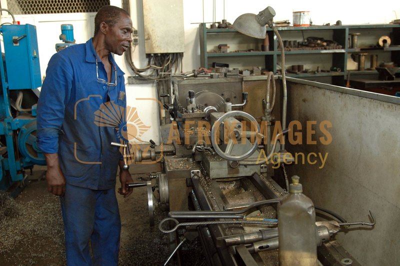 Afrikimages gabon / industries métallurgiques et mécaniques