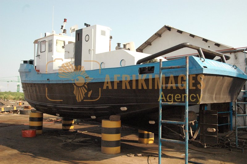 Afrikimages gabon / industries métallurgiques et mécaniques