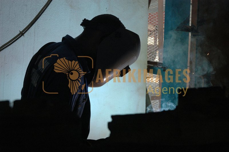 Afrikimages gabon / industries métallurgiques et mécaniques