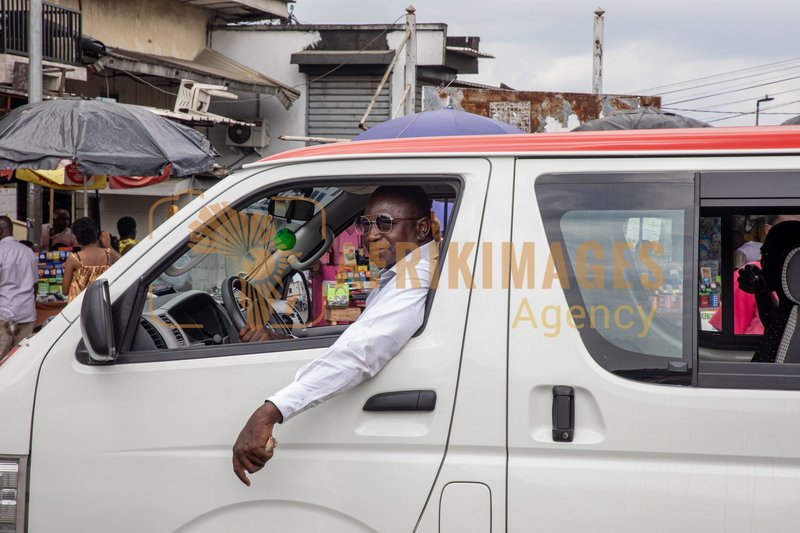 Afrikimages taxi-bus
