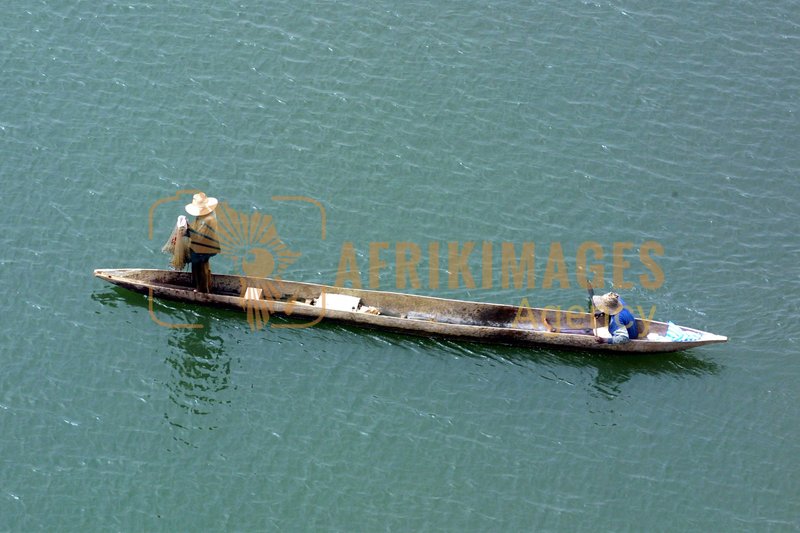 Afrikimages pêche pêche sur l'oubangui, le 10 mars 2004